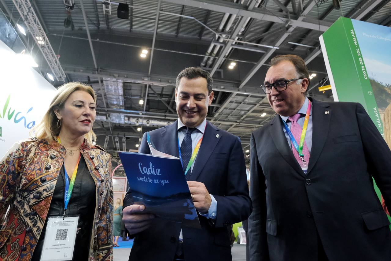 El presidente de la Junta de Andalucía, Juanma Moreno, con un ejemplar en sus manos, junto a la consejera Carolina España y el consejero Arturo Bernal. El presidente de la Junta de Andalucía, Juanma Moreno, con un ejemplar en sus manos, junto a la consejera Carolina España y el consejero Arturo Bernal.