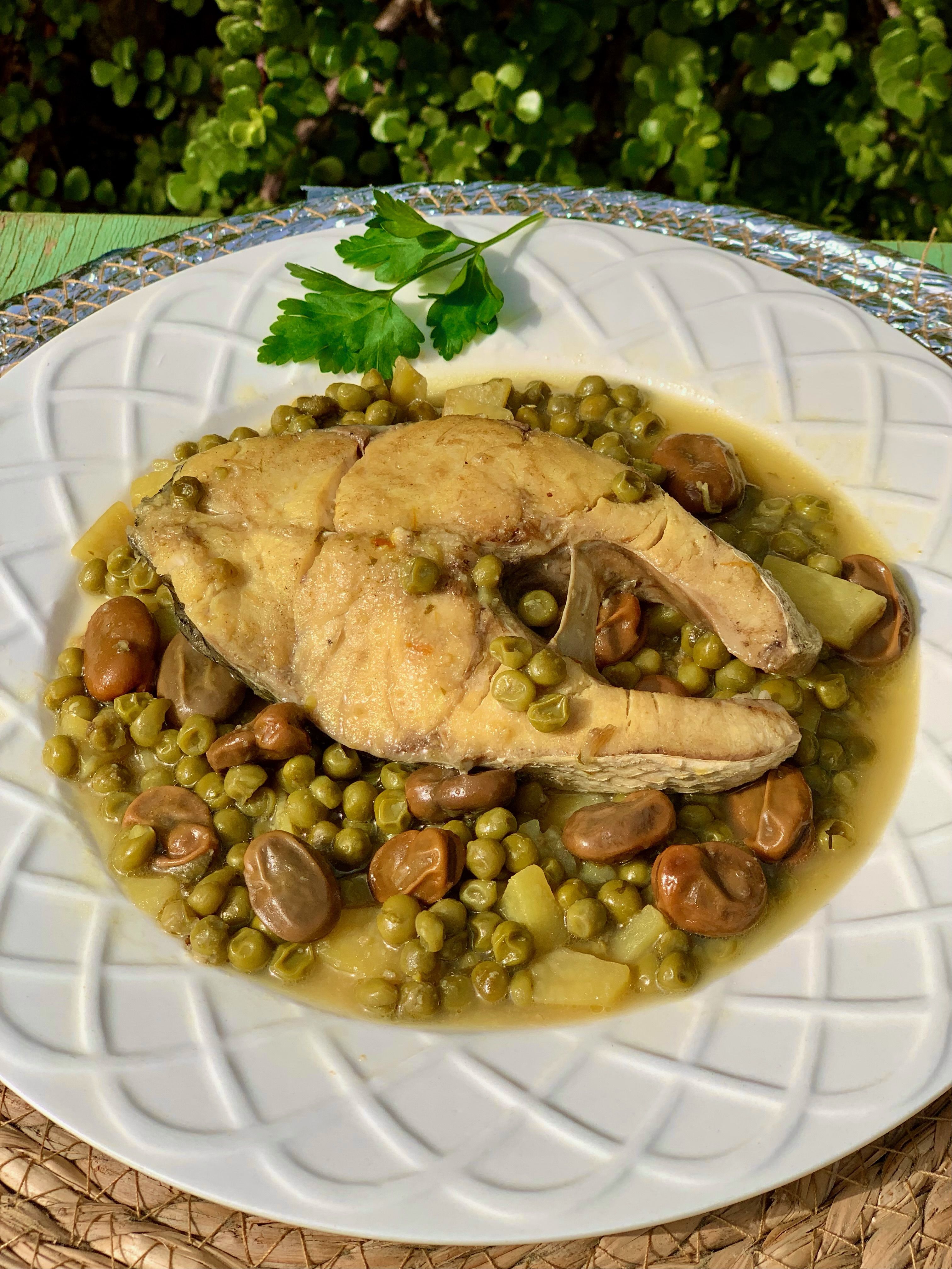 Receta de un guiso muy gaditano: corvina en amarillo con guisantes, habas y patatas.