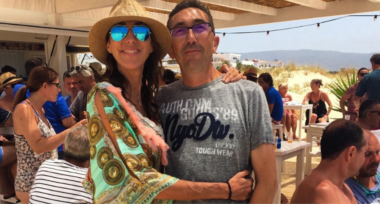 Paz Padilla, con su hermano Luis, en el chiringuito El Trompeta Beach.