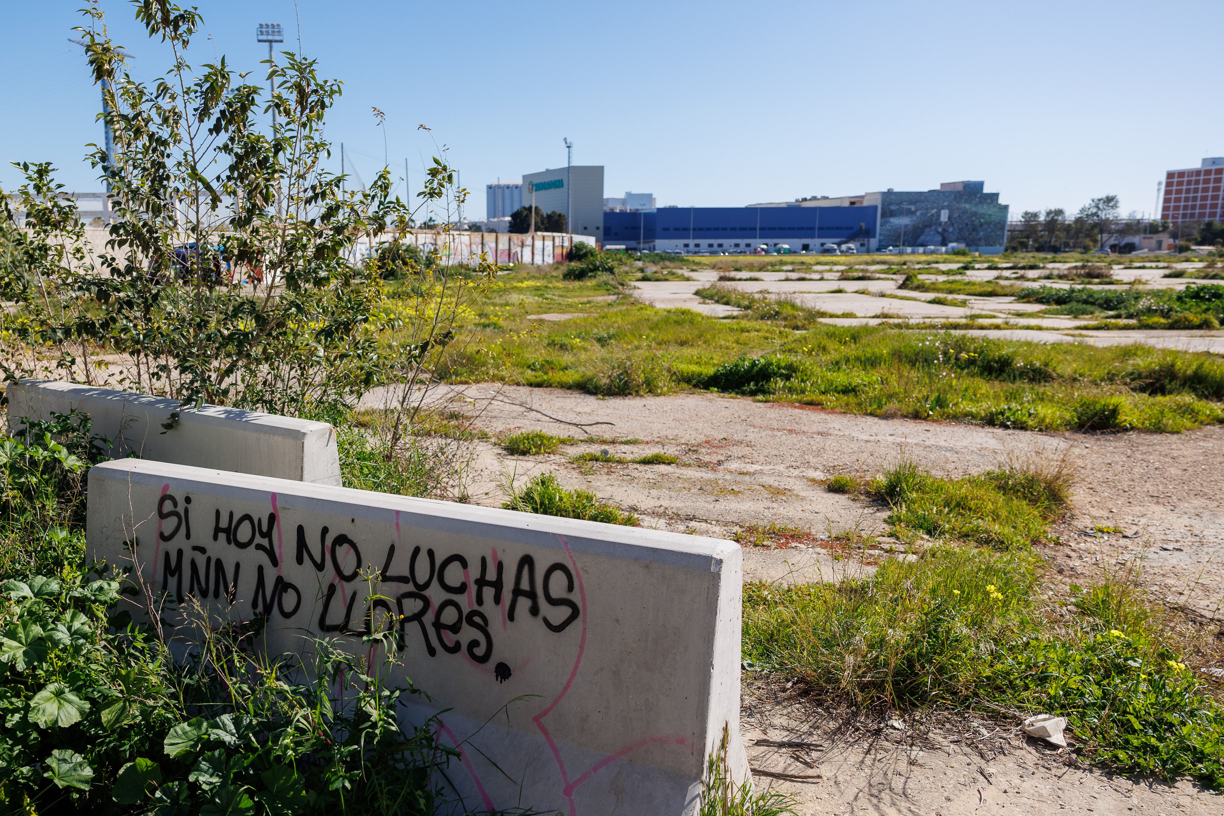 Solar destinado a la construcción del nuevo hospital en Cádiz entre los barrios de Loreto y Puntales.