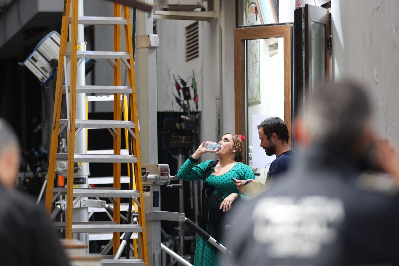 Una figurante, en el Tabanco El Pasaje durante el rodaje de 'Berlín'.