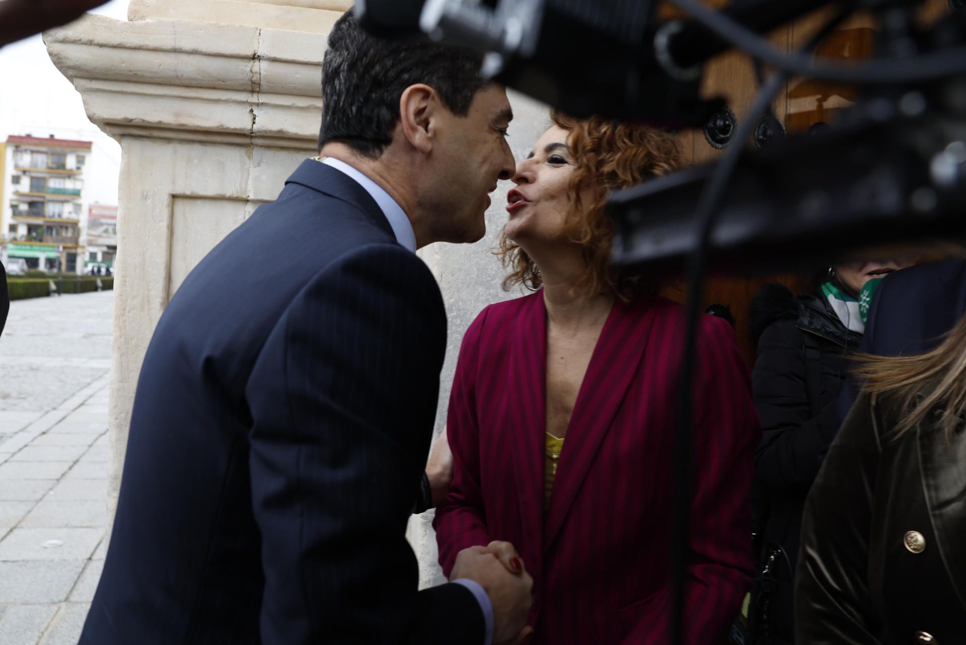El presidente de la Junta de Andalucía, Juanma Moreno, saluda a la vicepresidenta primera del Gobierno, María Jesús Montero, a su llegada al Parlamento autonómico que celebra el pleno institucional con motivo del Día de Andalucía.