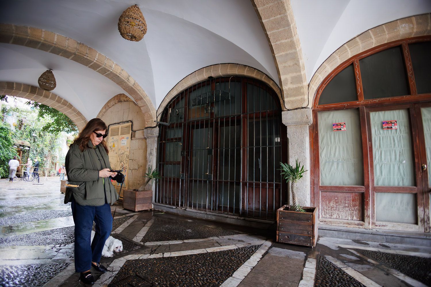 Una mujer pasa por el local del antiguo Bar Carmela en Jerez.