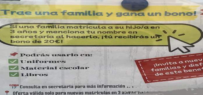 Cartel con los bonos que oferta un colegio concertado. 