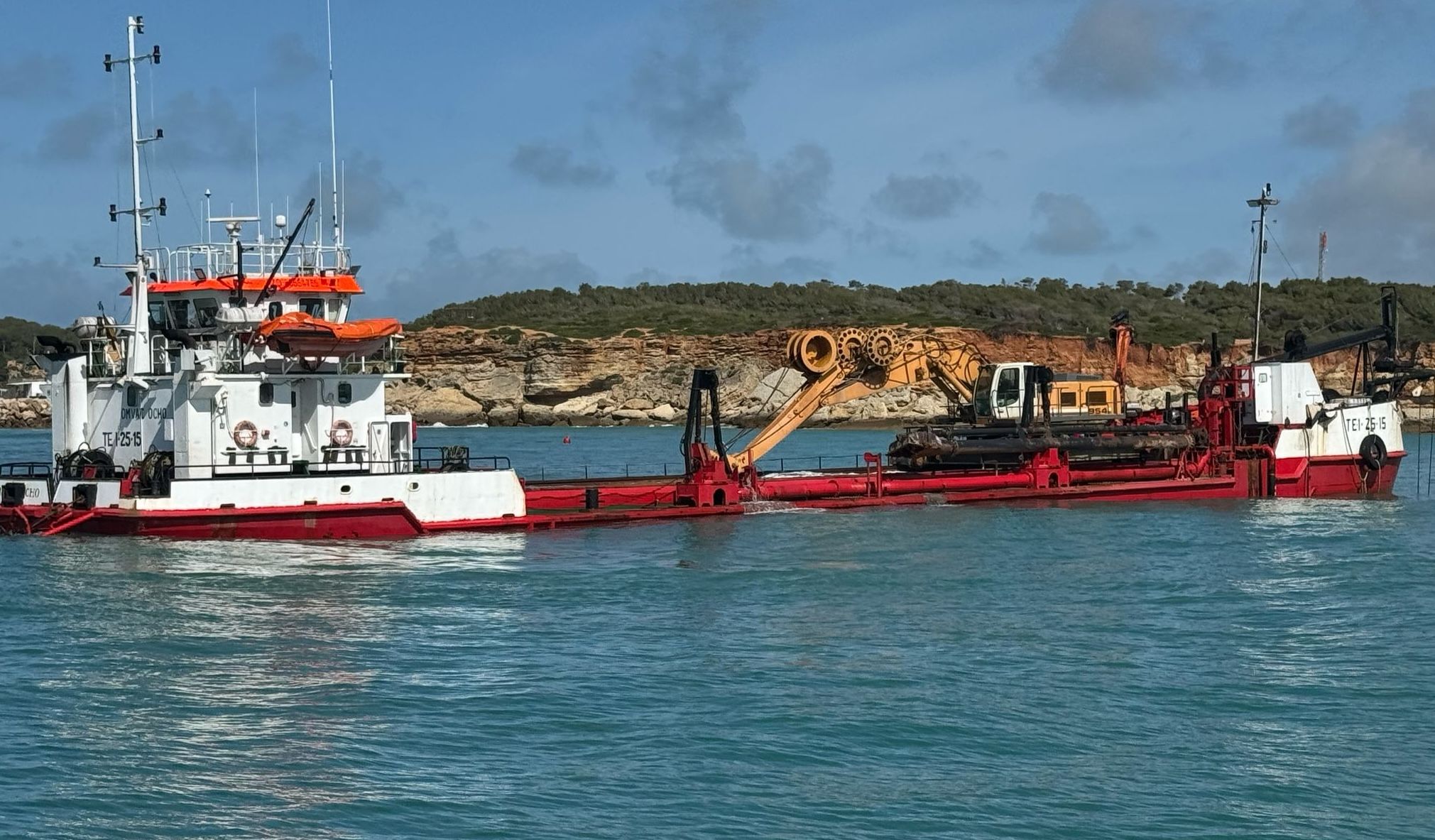 Dragado en la bocana del puerto de Conil.