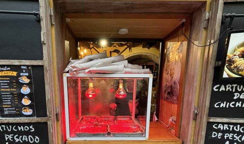 La ventanita del pescaíto frito en plena calle Tornería, esta Semana Santa en Jerez.
