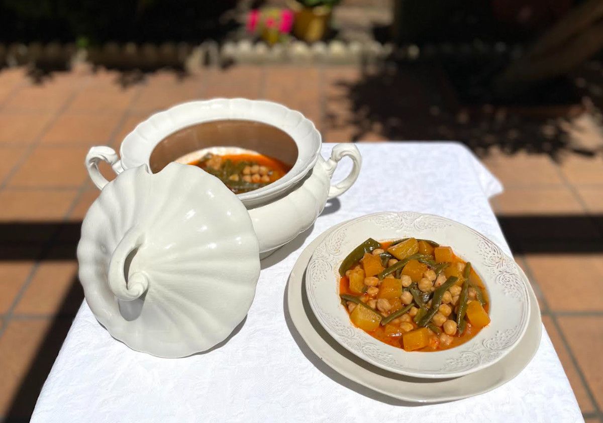 Potaje de garbanzos con calabaza roteña y judías verdes.