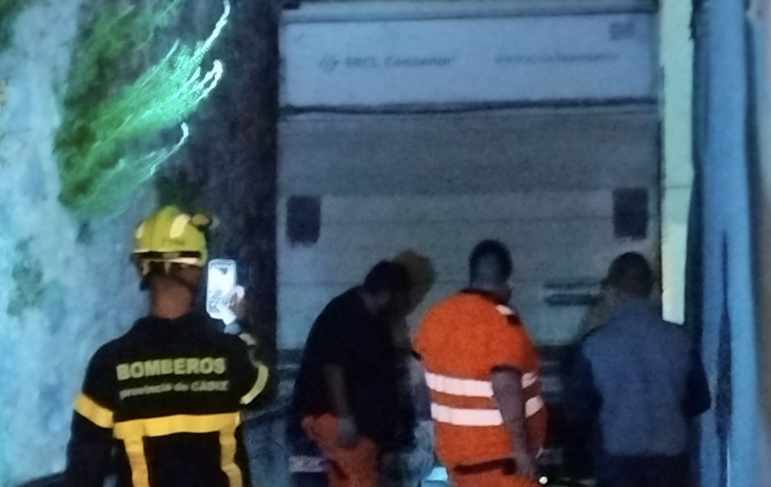 Siete horas para liberar un camión atrapado en un calle con un desnivel del 26% en Villaluenga.