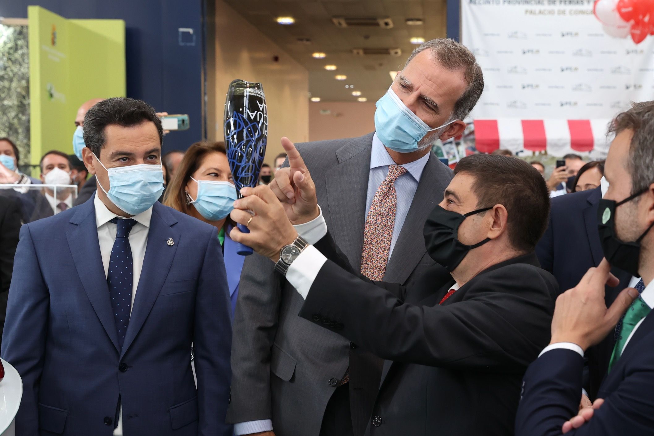 El Rey Felipe VI, junto a Francisco Reyes, presidente de la Diputación de Jaén, en presencia del presidente de la Junta, Juanma Moreno, en una de sus últimas visitas a tierras jiennenses, en 2021.