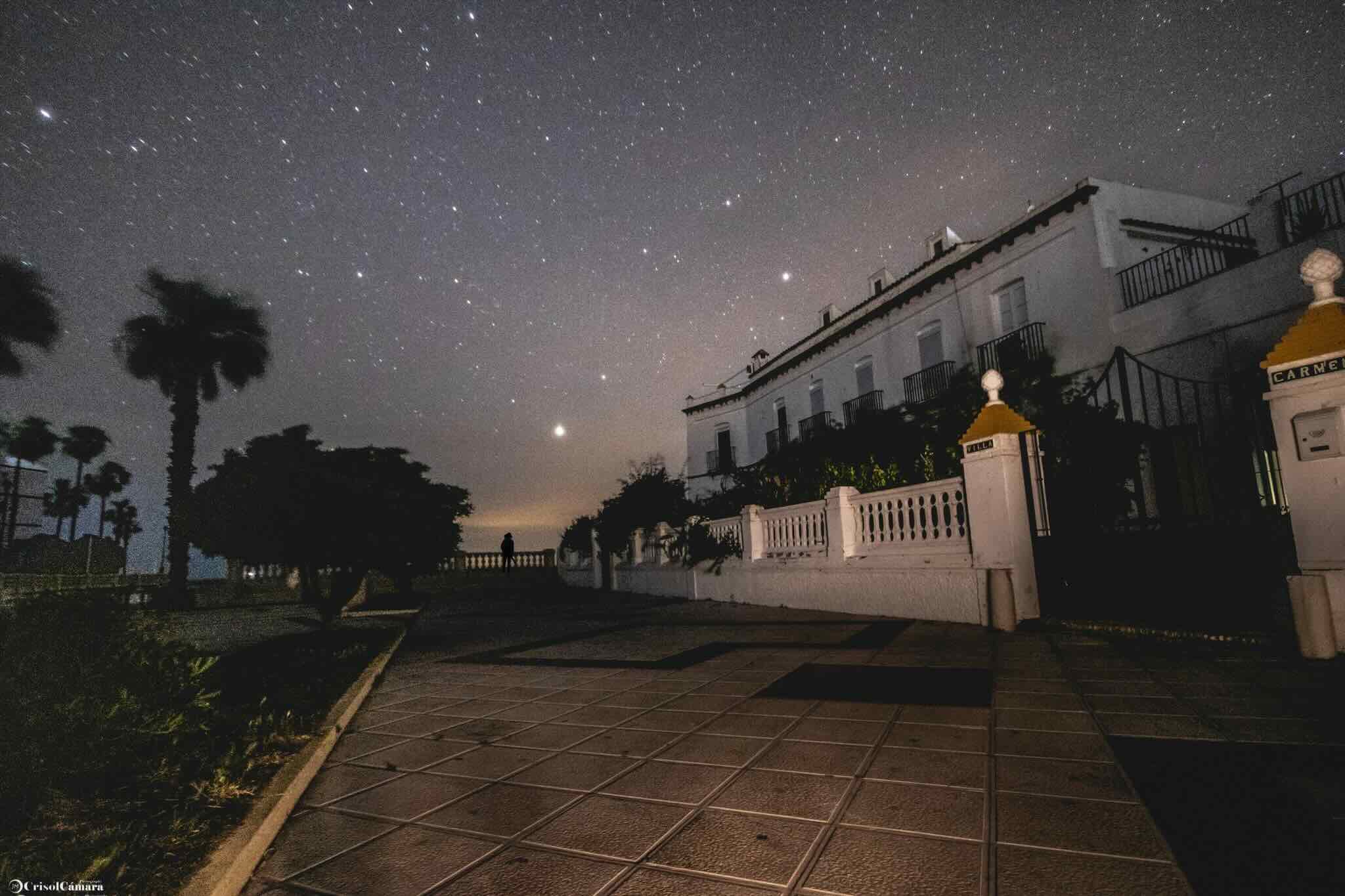 Cielo nocturno estrellado, libre de contaminación lumínica, en Chipiona, el pasado lunes.