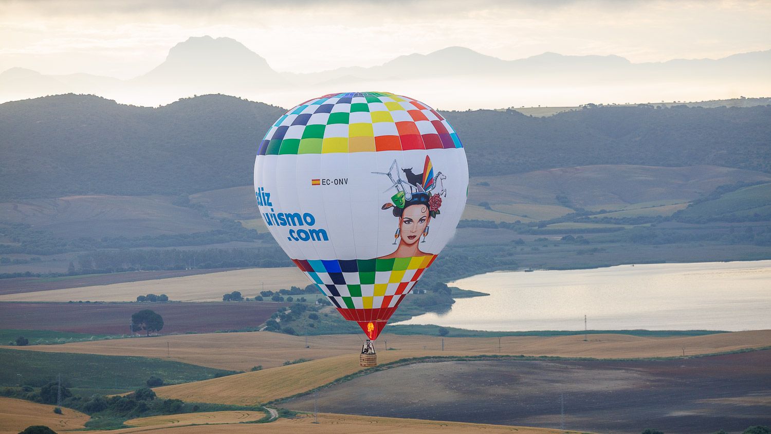 El globo aerostático, con la Sierra al fondo, en Arcos de la Frontera, este miércoles.
