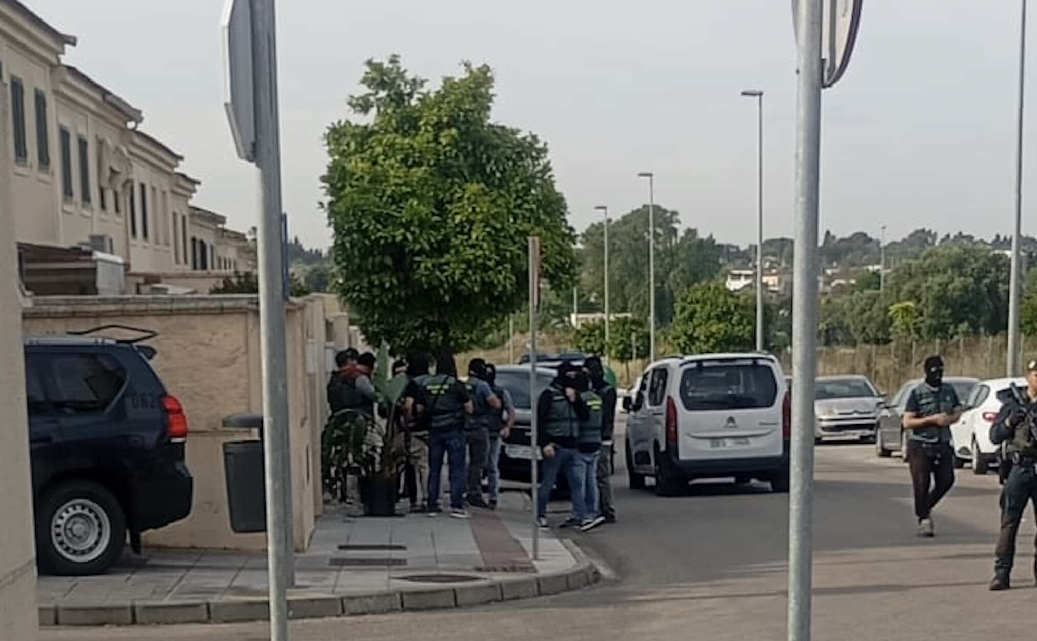 Importante despliegue de la Guardia Civil entre La Milagrosa y La Marquesa, en una imagen de lavozdelsur.es.