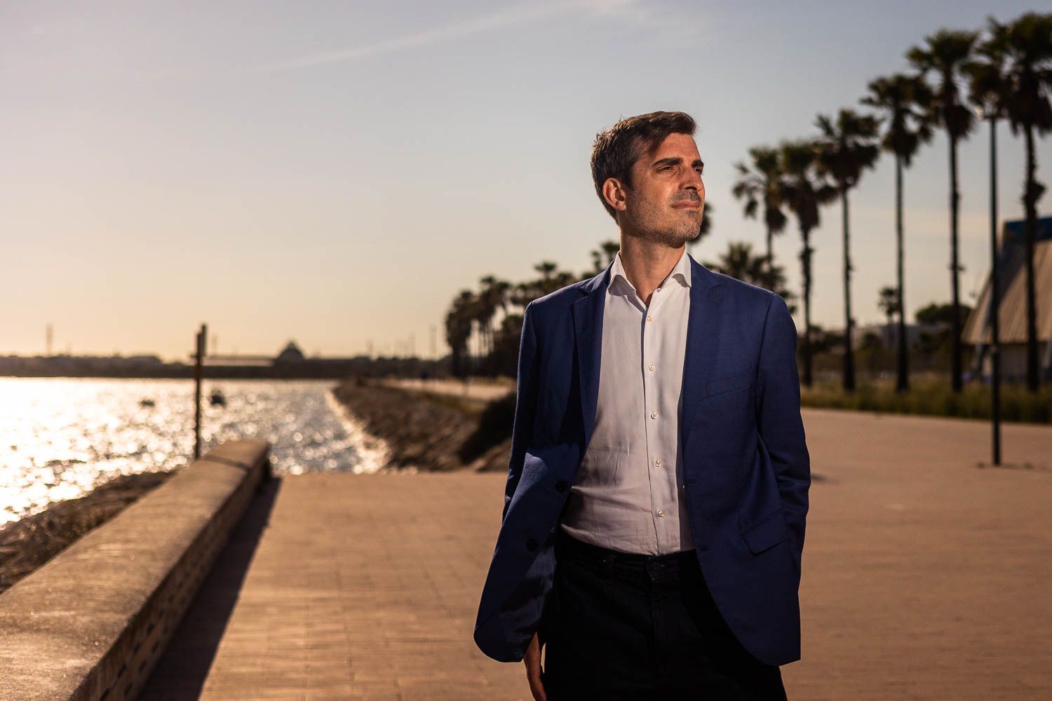 Pablo Simón, posando en el paseo marítimo de Puerto Real.