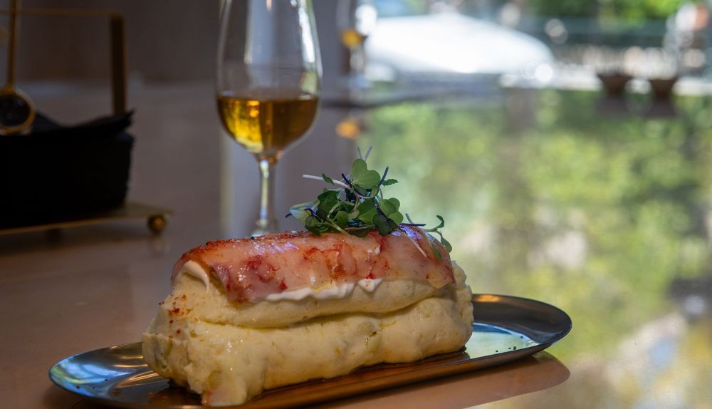Montado, sin diminutivo, y copa de vino de Jerez de El Ángelus.