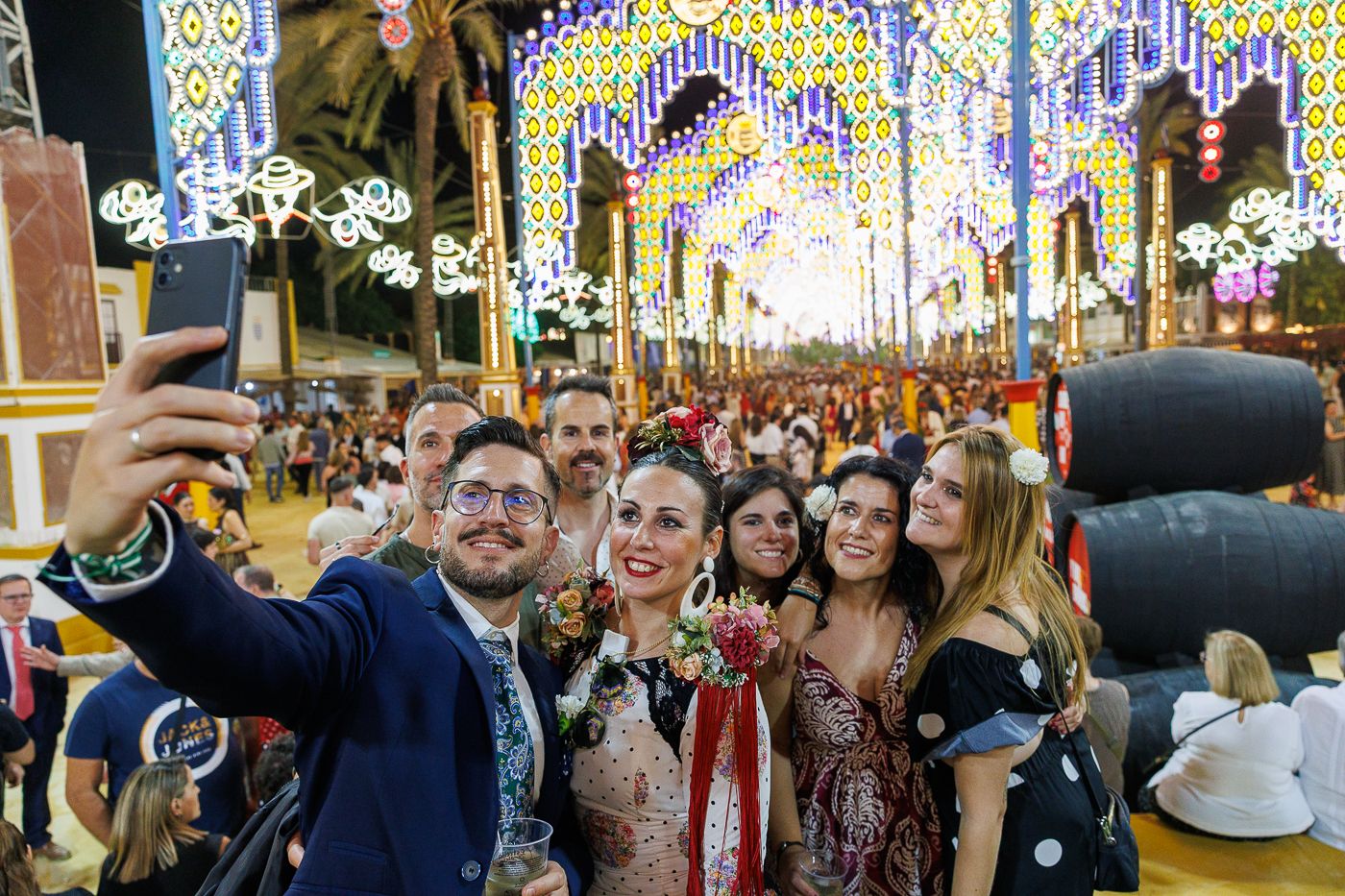 Momento del estallido en el Real del González Hontoria, al encenderse el nuevo alumbrado de la Feria de Jerez, este pasado sábado por la noche.
