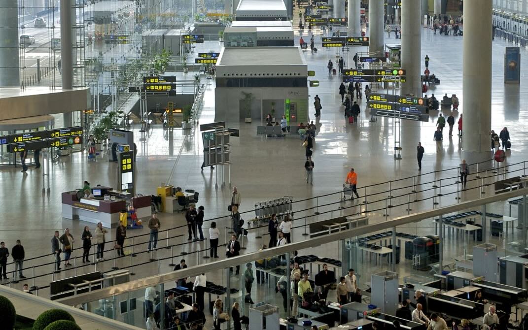 No solo el aeropuerto de Barajas: denuncian el aumento de las personas sin hogar en la terminal de Málaga.
