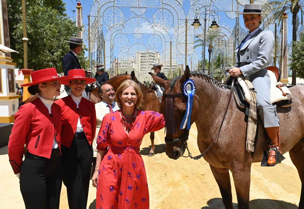 La alcaldesa de Jerez, María José García-Pelayo, entregando un galardón a una de las participantes en el Paseo de Caballos.