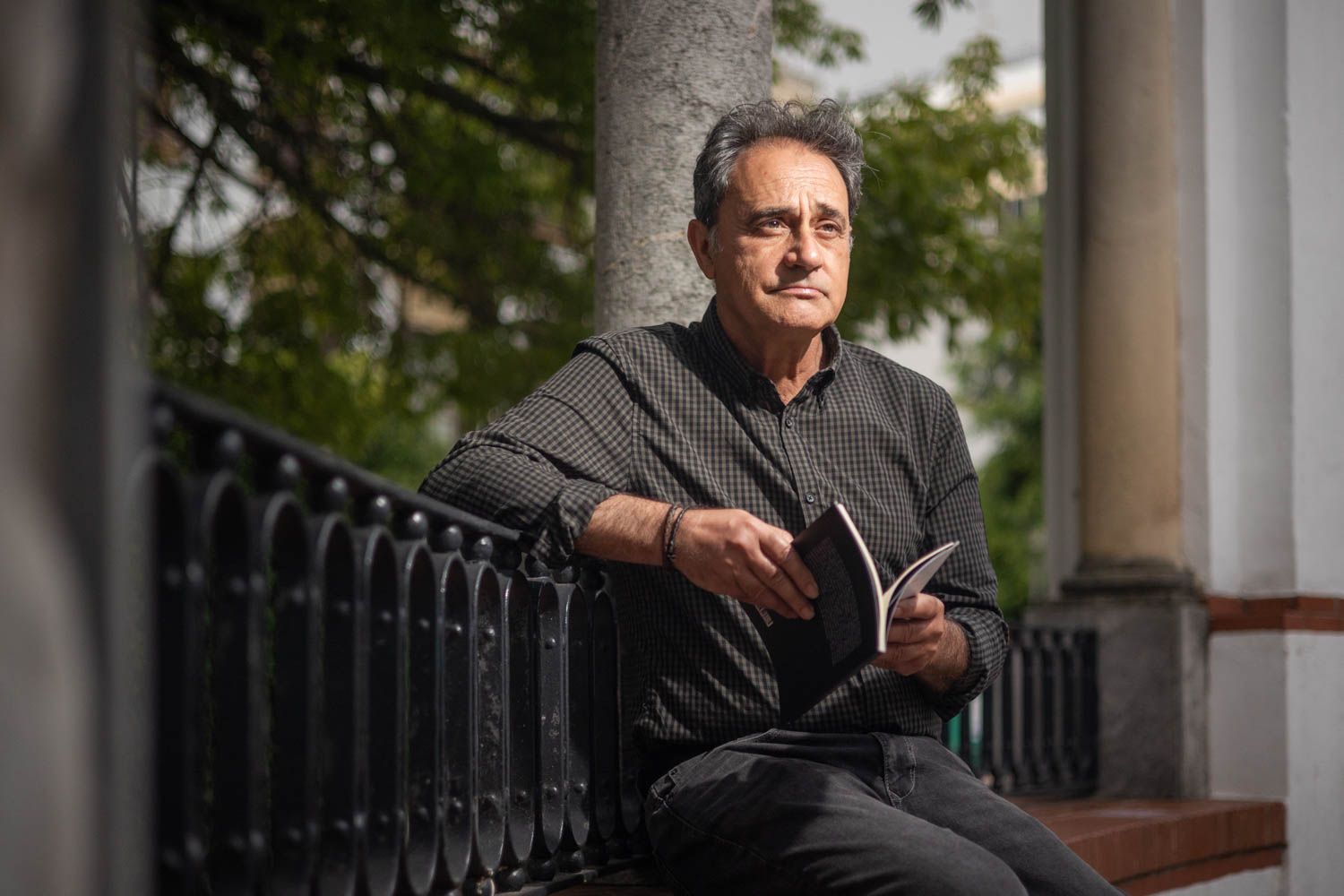 Luis M. Cobos, posando con un ejemplar de su libro.