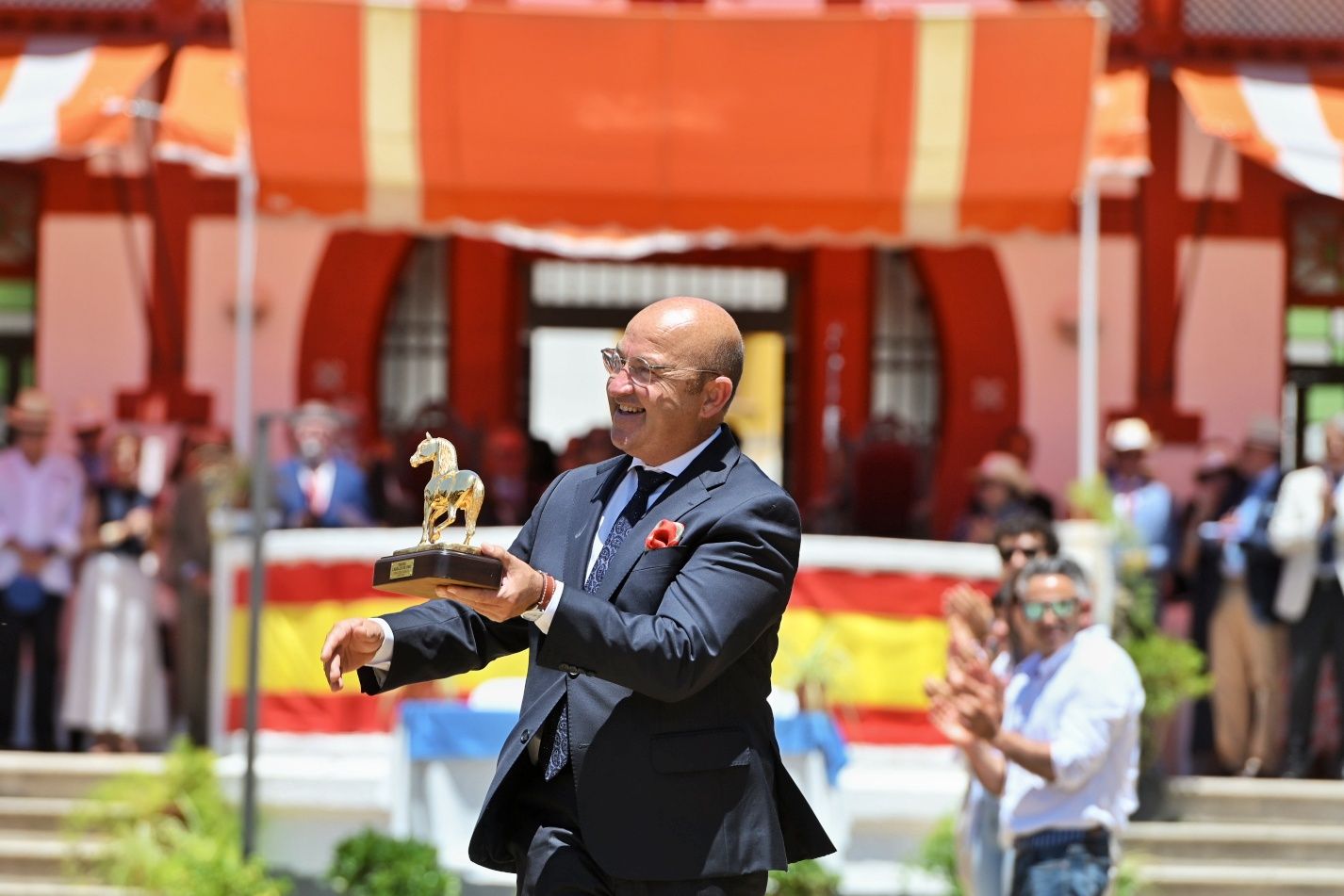 Francisco Dorantes, con el galardón del Caballo de Oro en sus manos.