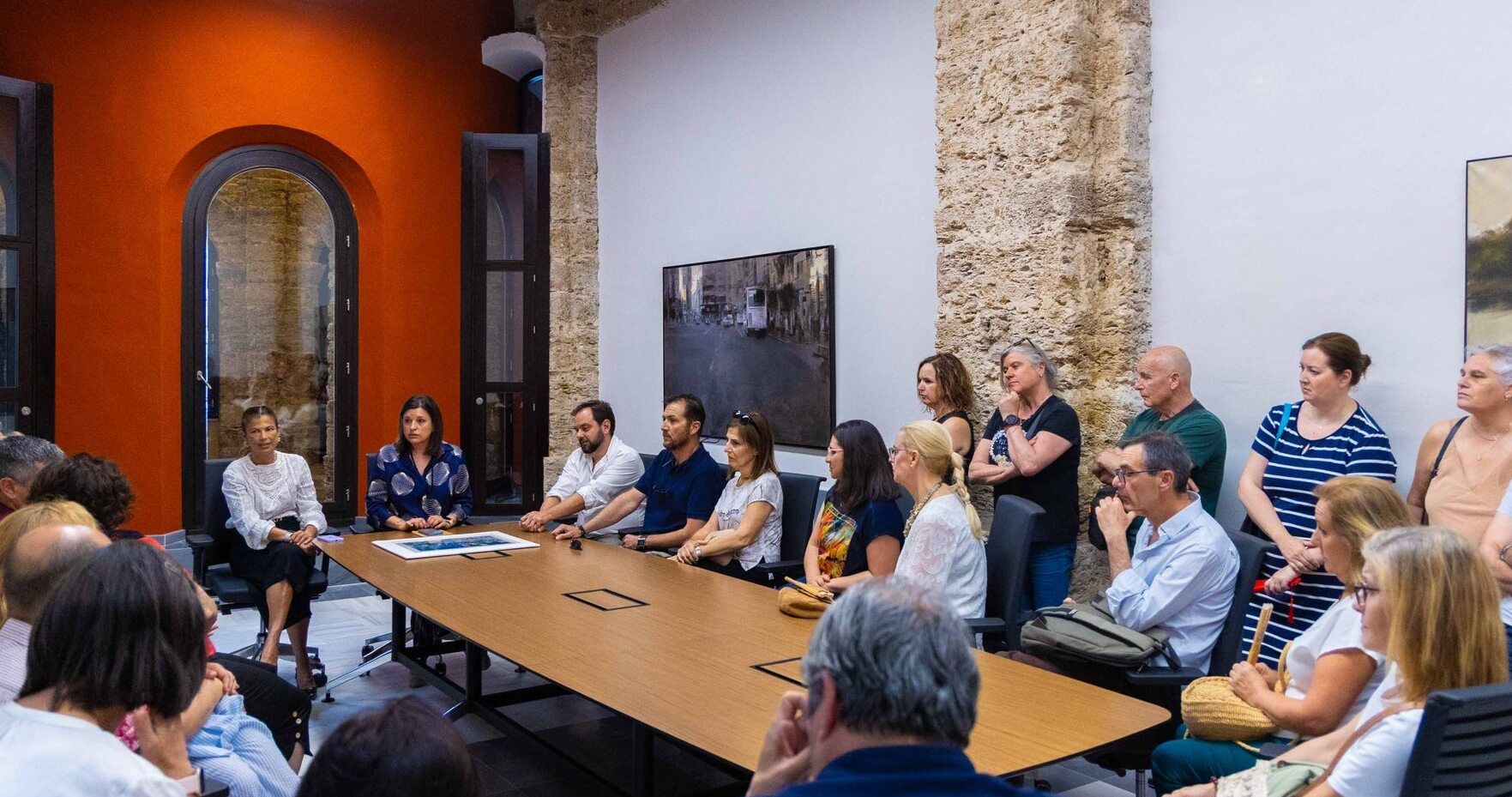 Cavada se reúne con el personal de quirófanos del hospital de San Carlos.