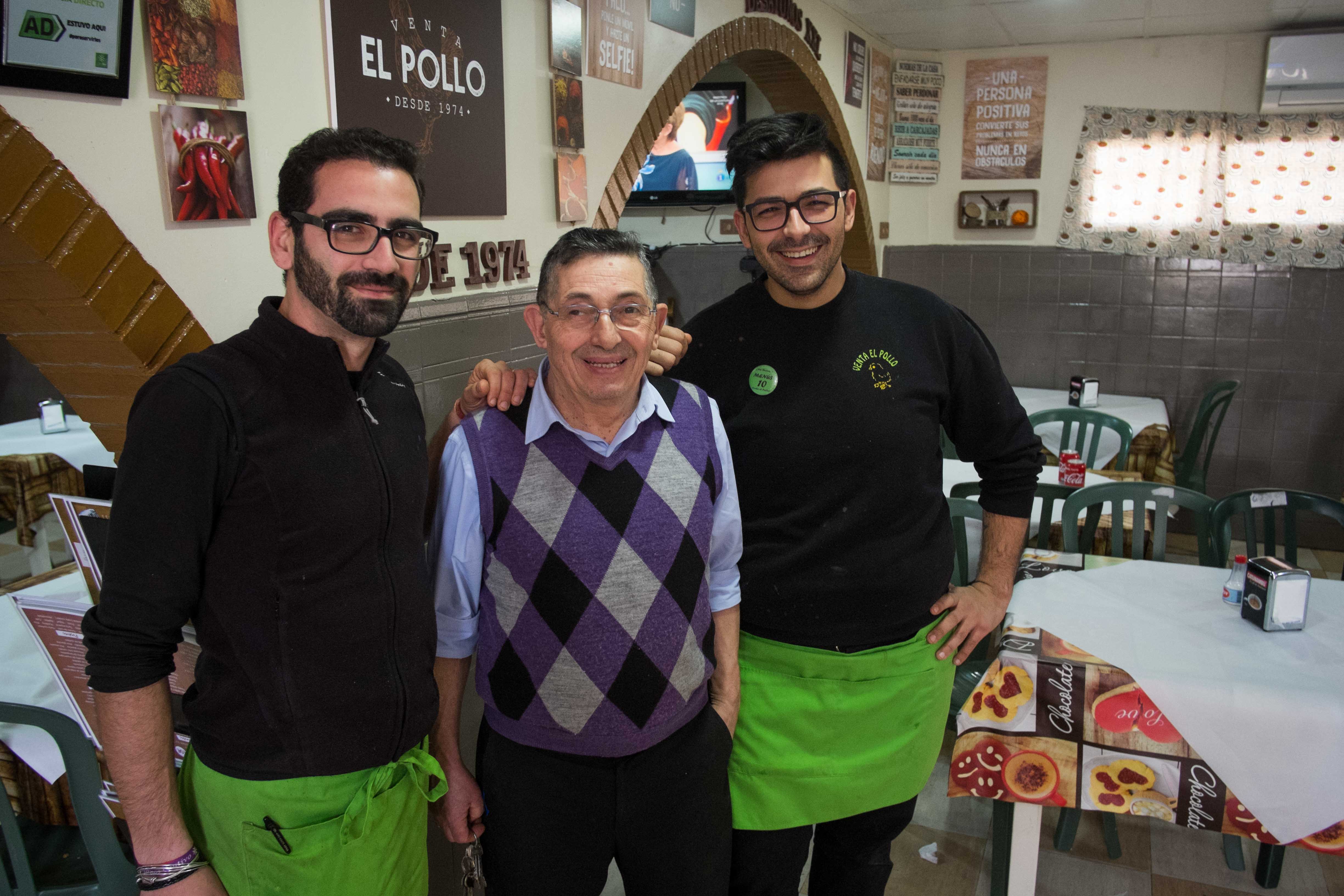 Rafael, en el centro, el dueño de la mítica venta El Pollo en El Portal.